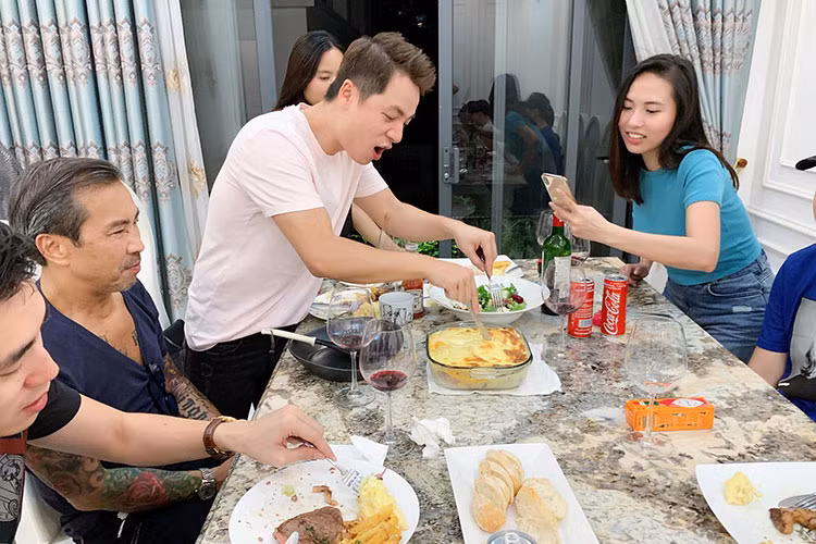 Ăn mặc giản dị, Thu Trang vẫn vô cùng xinh đẹp khi cùng Lê Hiếu đến dự một bữa tiệc của vợ chồng ca sĩ Đăng Khôi.