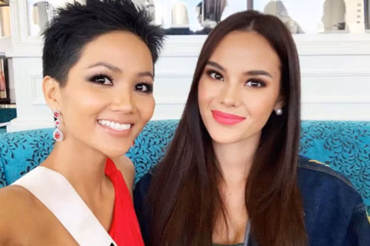 Dù là đối thủ của nhau nhưng đại diện Việt Nam và người đẹp đến từ Philippines vẫn khá thân thiết.