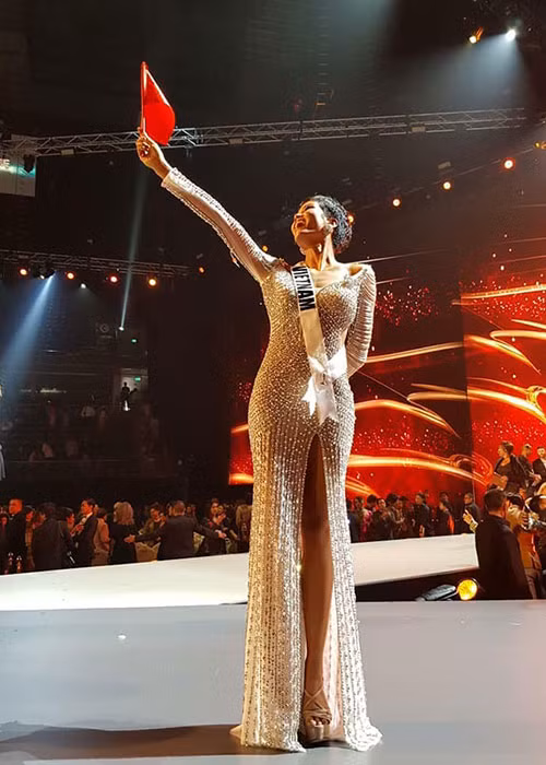 Trên trang cá nhân, H'hen Niê chia sẻ hình ảnh giơ cao cờ tổ quốc đầy tự hào trên sân khấu Hoa hậu Hoàn vũ Thế giới kèm lời cảm ơn đến ban tổ chức cuộc thi, gia đình, bạn bè và người hâm mộ bằng tiếng Anh.