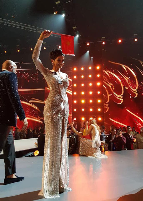 Trong chung kết cuộc thi Miss Universe 2018 (Hoa hậu Hoàn vũ Thế giới), đại diện Việt Nam - H'hen Niê đạt thành tích top 5 chung cuộc.