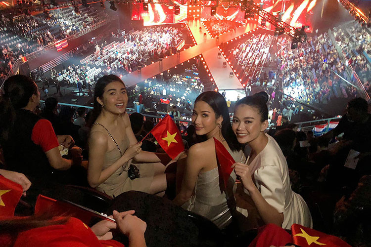 Á hậu Lệ Hằng, Hoàng Thùy và Mâu Thủy cũng đến ủng hộ H'hen Niê thi chung kết.