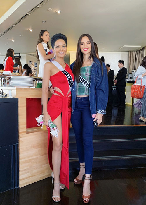 H'hen Niê sở hữu vẻ đẹp cá tính còn Catriona Gray đẹp tựa nữ thần.