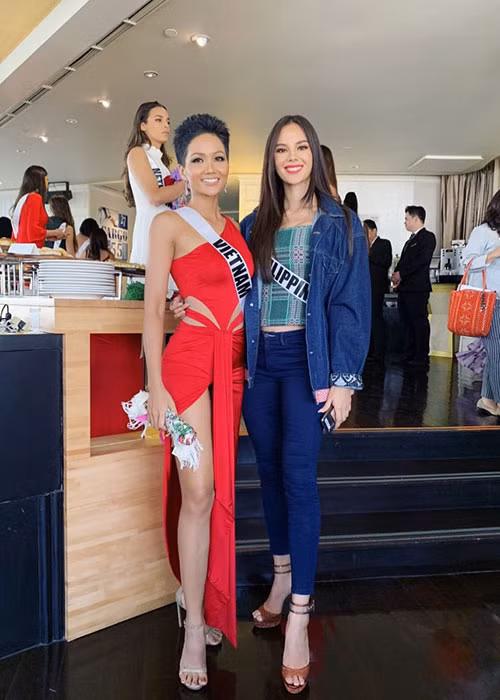 H'hen Niê sở hữu vẻ đẹp cá tính còn Catriona Gray đẹp tựa nữ thần.