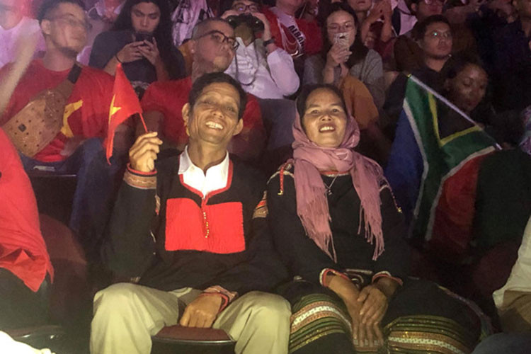 Trong chung kết Hoa hậu Hoàn vũ Thế giới, bố mẹ của H'hen Niê đã có mặt để cổ vũ con gái. Ảnh: Zing