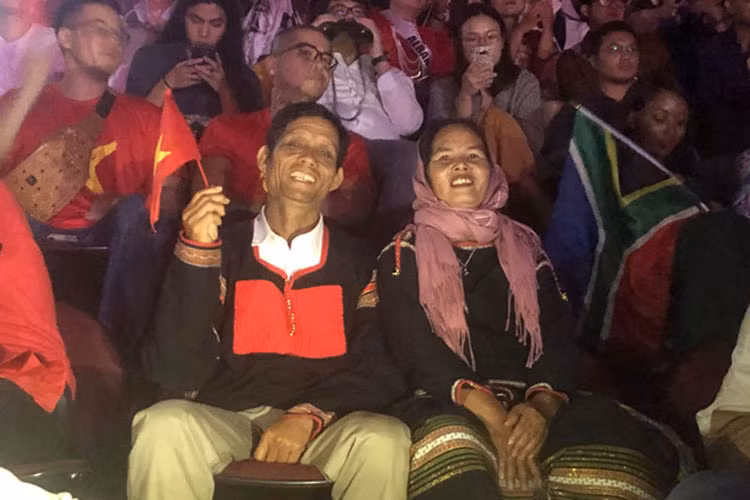 Trong chung kết Hoa hậu Hoàn vũ Thế giới, bố mẹ của H'hen Niê đã có mặt để cổ vũ con gái. Ảnh: Zing