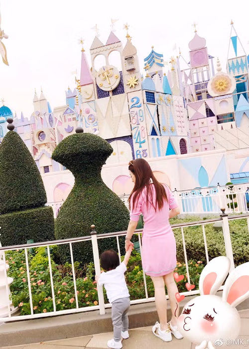 Quách Phú Thành chia sẻ, anh thường chụp ảnh con mỗi ngày và chăm sóc con mỗi khi rảnh hay lúc Phương Viện quá bận rộn.