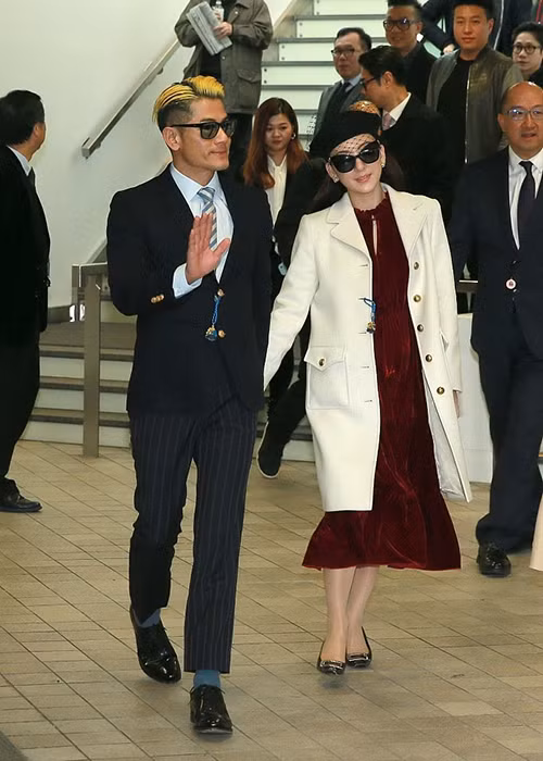 Gần đây, nam diễn viên tình cảm đưa bà xã kém tuổi đi xem đua ngựa.