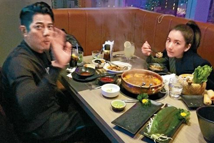 Quách Phú Thành không bận tâm đến quá khứ của cô vợ kém anh đến 23 tuổi. Cả hai hẹn hò từ năm 2015 đến năm 2017 thì làm đám cưới.