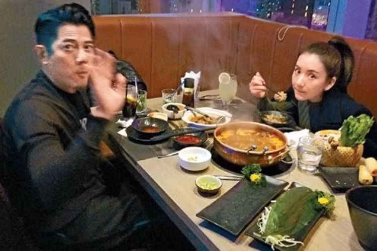 Quách Phú Thành không bận tâm đến quá khứ của cô vợ kém anh đến 23 tuổi. Cả hai hẹn hò từ năm 2015 đến năm 2017 thì làm đám cưới.