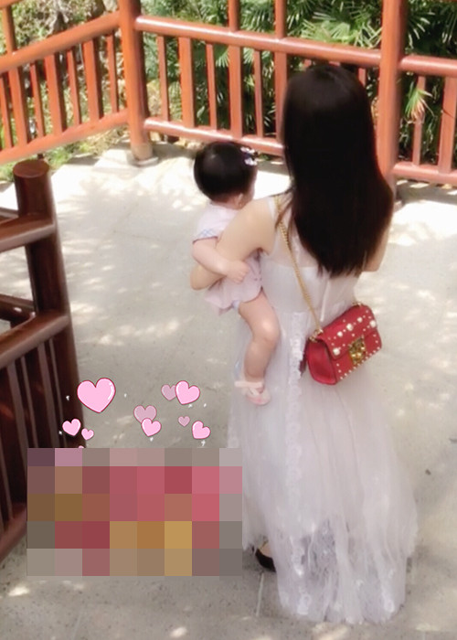 Phương Viện thường xuyên chia sẻ hình ảnh con gái nhưng khéo giấu mặt bé.
