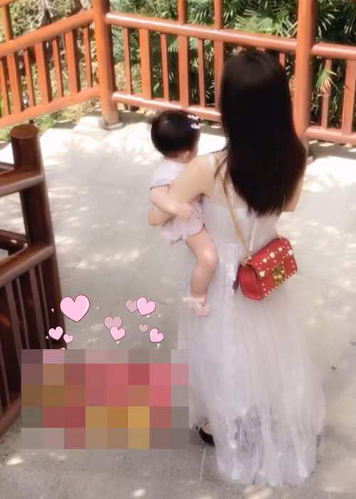 Phương Viện thường xuyên chia sẻ hình ảnh con gái nhưng khéo giấu mặt bé.