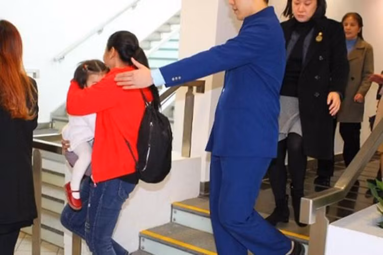 Con gái của Quách Phú Thành được bố mẹ che chắn cẩn thận mỗi khi ra ngoài.