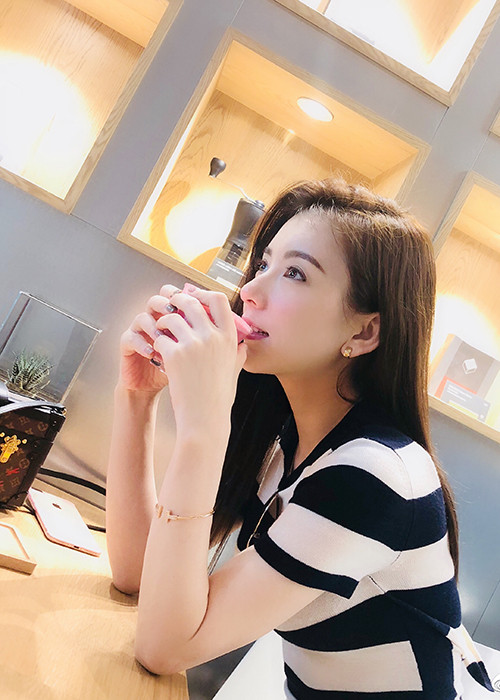 Được ông xã hết mực cưng chiều, có con gái xinh xắn, Phương Viện ngày càng đẹp mặn mà.