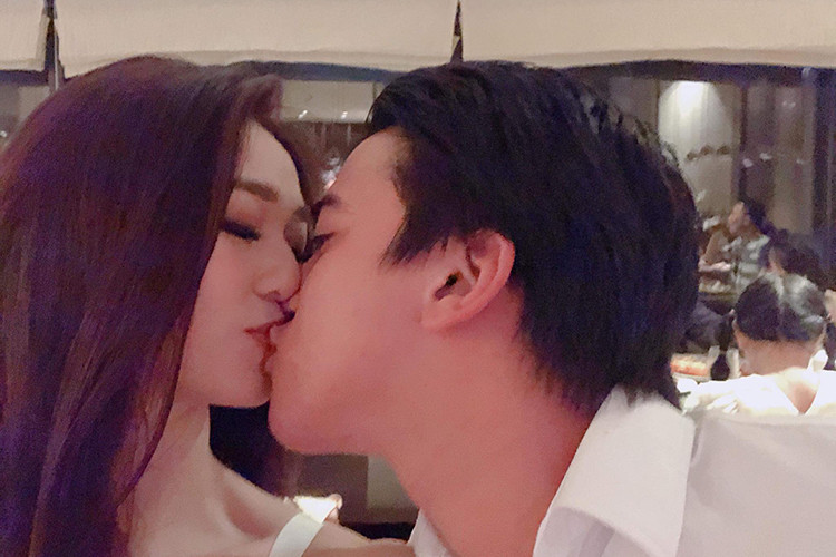 Hình ảnh cặp đôi tin đồn trao nhau nụ hôn đắm đuối gây chú ý.