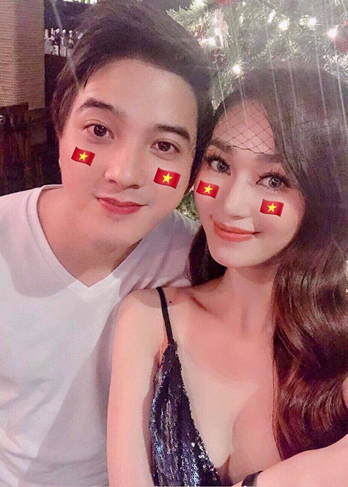 Hình ảnh Khánh My và Tiến Vũ cùng đi cổ vũ bóng đá.