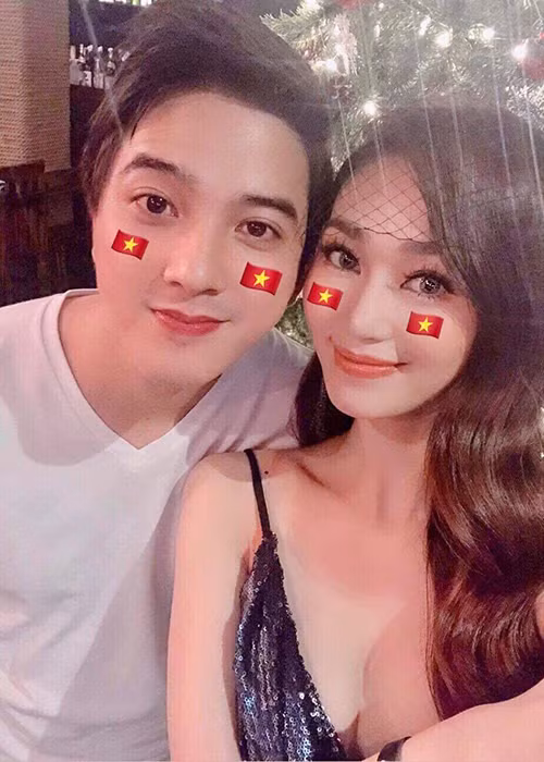 Hình ảnh Khánh My và Tiến Vũ cùng đi cổ vũ bóng đá.