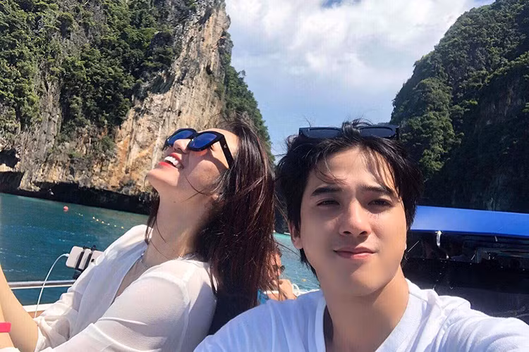 Về phía Khánh My, cô cũng không xác nhận chuyện tình cảm với Tiến Vũ. Trên trang cá nhân, người đẹp chỉ có động thái gây chú ý là cập nhật trạng thái đang hẹn hò.