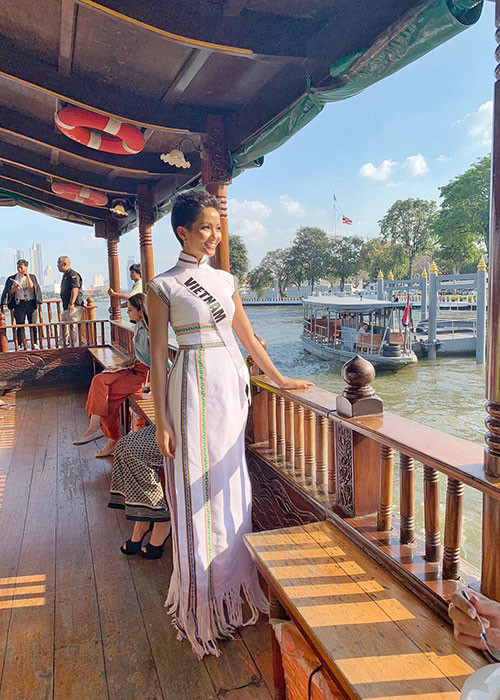 Tạp chí còn đăng bình luận: "Cô ấy xinh đẹp trong tà áo dài trắng và mái tóc ngắn cá tính. Hãy theo dõi cô ấy và cuộc thi".