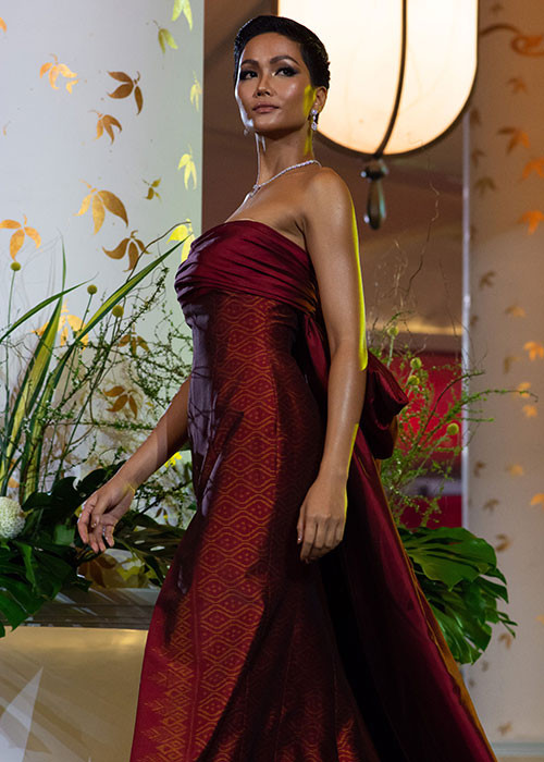 Đại diện Việt Nam diện váy cúp ngực xẻ tà cao. Với thần thái và phong cách tự tin, bản lĩnh, H’hen Niê hút hồn người đối diện.