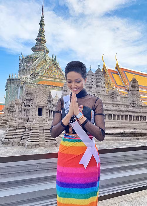 H'hen Niê được truyền thông Thái Lan khá ưu ái nhờ chiếm được cảm tình của nhiều khán giả Thái Lan.