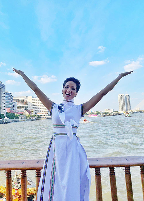 Tạp chí Vogue Thái Lan cũng từng đăng tải video có sự xuất hiện của H'hen Niê trong tà áo dài cách tân, thổ cẩm.