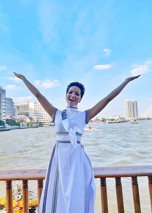 Tạp chí Vogue Thái Lan cũng từng đăng tải video có sự xuất hiện của H'hen Niê trong tà áo dài cách tân, thổ cẩm.