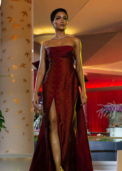 Mới đây, H’hen Niê tham gia trình diễn trang phục của các nhà thiết kế Thái Lan trong khuôn khổ cuộc thi Hoa hậu Hoàn vũ Thế giới 2018.