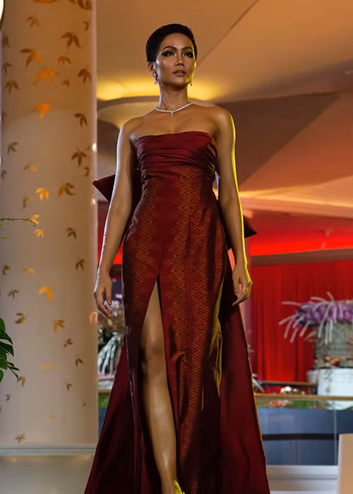 Mới đây, H’hen Niê tham gia trình diễn trang phục của các nhà thiết kế Thái Lan trong khuôn khổ cuộc thi Hoa hậu Hoàn vũ Thế giới 2018.