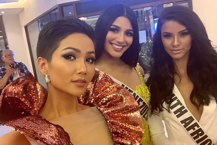 Nhiều thí sinh khác đã chọn đầm dạ hội dài trong khi H’Hen Niê mặc đầm cocktail đúng theo yêu cầu.