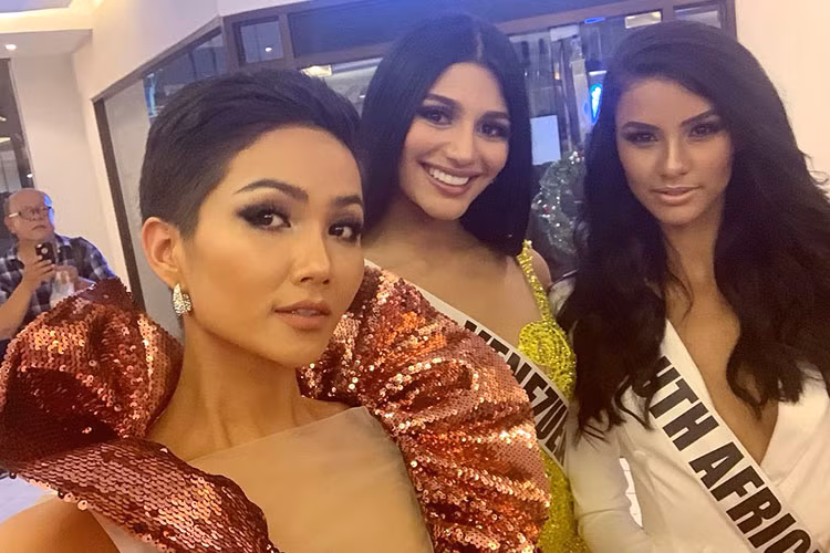 Nhiều thí sinh khác đã chọn đầm dạ hội dài trong khi H’Hen Niê mặc đầm cocktail đúng theo yêu cầu.