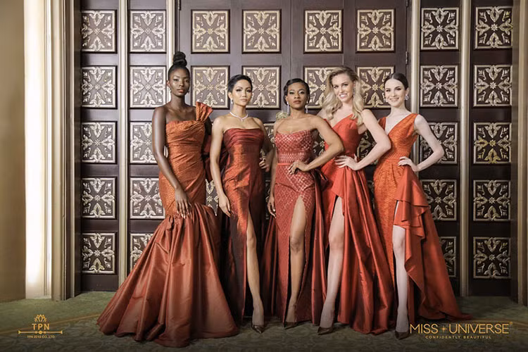 H’hen Niê tự tin đọ sắc với các thí sinh cùng nhóm tại sự kiện.