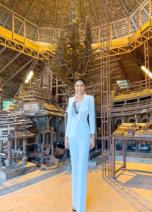 Hiện, Hoa hậu H’hen Niê cùng các thí sinh vừa có mặt tại Pattaya để tiếp tục các phần thi.