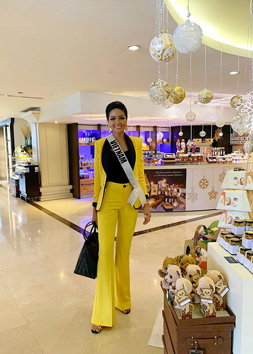 Gần đây, H’hen Niê cùng một vài thí sinh có cơ hội đến thăm một bệnh viện, cùng bà Paula Sugar - chủ tịch cuộc thi.