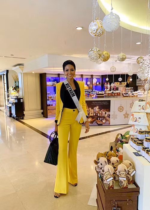 Gần đây, H’hen Niê cùng một vài thí sinh có cơ hội đến thăm một bệnh viện, cùng bà Paula Sugar - chủ tịch cuộc thi.