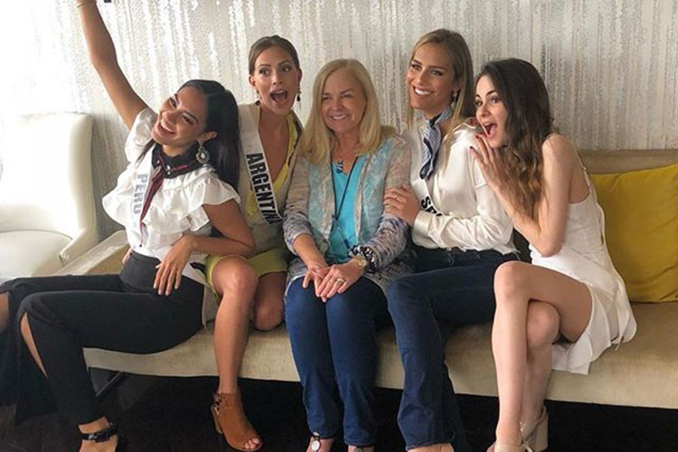 Các thí sinh Hoa hậu Hoàn vũ Thế giới năm nay cũng rất thân với người giám sát nhóm.