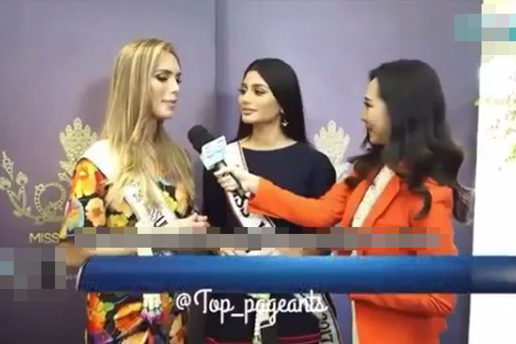 Đại diện Venezuela tình nguyện làm phiên dịch cho đại diện Tây Ban Nha Angela Ponce (ngoài cùng bên trái) được truyền thông Thái Lan phỏng vấn.