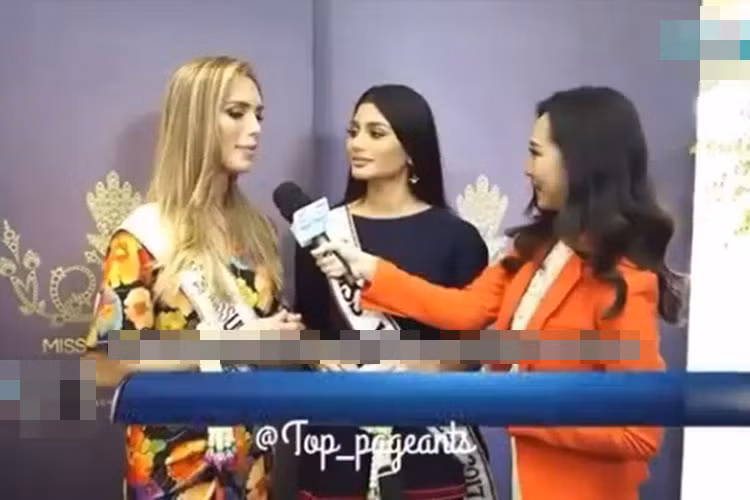 Đại diện Venezuela tình nguyện làm phiên dịch cho đại diện Tây Ban Nha Angela Ponce (ngoài cùng bên trái) được truyền thông Thái Lan phỏng vấn.