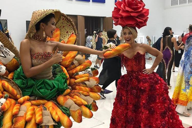 Đại diện Việt Nam H'hen Niê dạy người đẹp đến từ Mỹ nói tiếng Ê-đê. Trong buổi thi trang phục dân tộc, cả hai tiếp tục thân thiết.