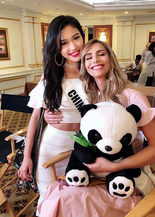 Người đẹp đến từ Trung Quốc tặng gấu bông cho đại diện Tây Ban Nha đồng thời bày tỏ quan điểm ủng hộ người đẹp chuyển giới tham gia Hoa hậu Hoàn vũ Thế giới.