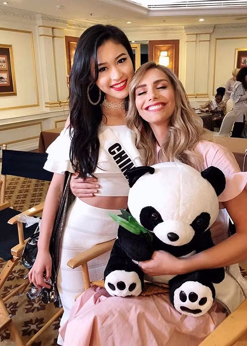 Người đẹp đến từ Trung Quốc tặng gấu bông cho đại diện Tây Ban Nha đồng thời bày tỏ quan điểm ủng hộ người đẹp chuyển giới tham gia Hoa hậu Hoàn vũ Thế giới.