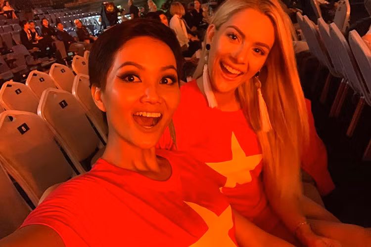 Người đẹp còn tỏ ra thân thiện với các thí sinh. Thậm chí, đại diện Việt Nam H'hen Niê từng bênh vực đại diện Mỹ không có ác ý khi chê tiếng Anh của H'hen Niê không tốt.