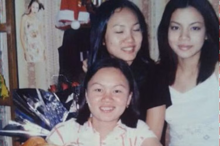 Thời là sinh viên khoa Âm nhạc tại trường Cao đẳng Văn hoá Nghệ thuật Quân đội, Hồ Ngọc Hà nổi bật bên bạn bè bởi nhan sắc xinh đẹp. Ảnh: Khám phá