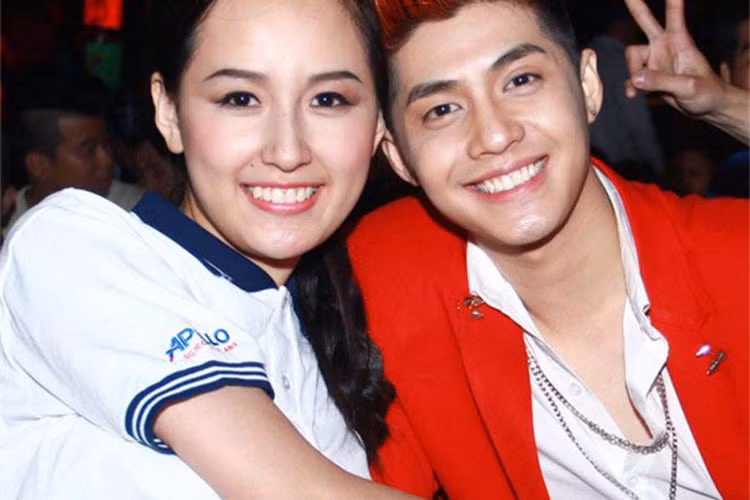 Dự sự kiện, cả hai không ngần ngại dành cho nhau những cử chỉ tình tứ. Ảnh: Gia đình xã hội