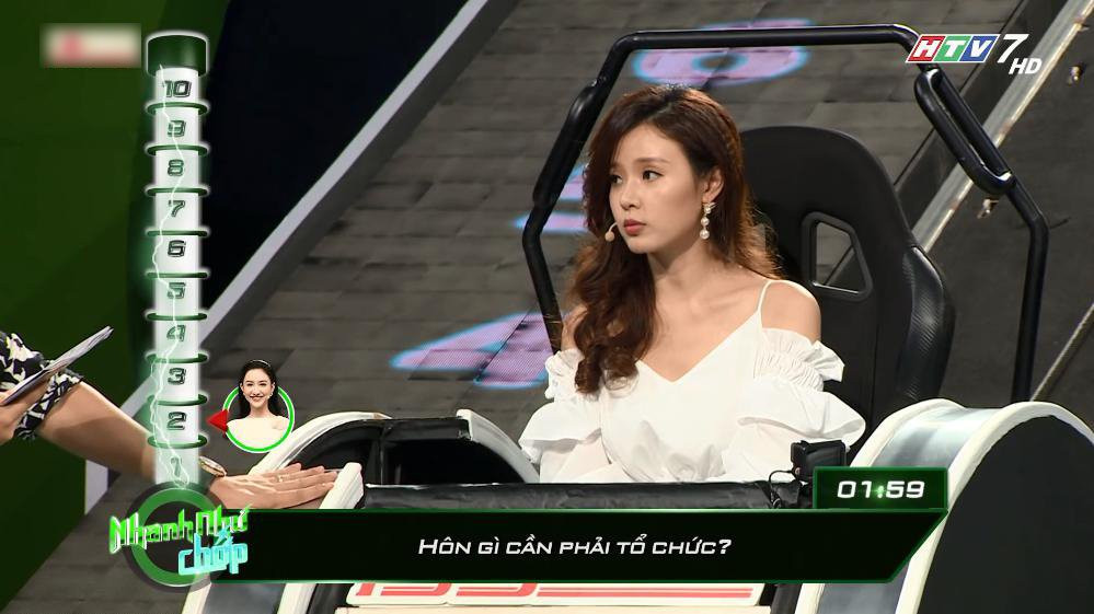 Bước vào phần thi của mình, Midu nhận được câu hỏi khởi đầu khá dễ: "Hôn gì cần phải tổ chức?". Với câu trả lời là "hôn lễ", Midu ghi được điểm đầu tiên.