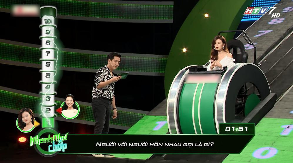 Ở câu hỏi thứ 2: "Người với người hôn nhau gọi là gì?", nữ diễn viên tiếp tục có câu trả lời đúng: "Hôn nhân".