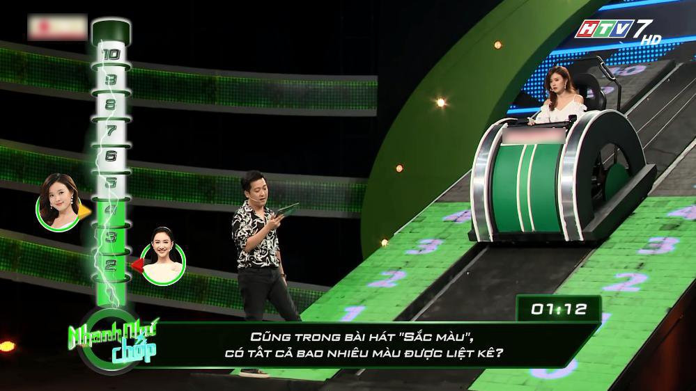 Sau đó, Trường Giang tiếp tục đưa ra câu hỏi: "Cũng trong bài hát 'Sắc màu', có tất cả bao nhiêu màu được liệt kê?". Cũng giống như lần trước, Midu không chịu bỏ cuộc và cố gắng nhẫm lời bài hát để tìm ra đáp án dù mất khá nhiều thời gian. Câu trả lời cuối cùng của cô là 8 màu và đây cũng là đáp án đúng của câu hỏi này.