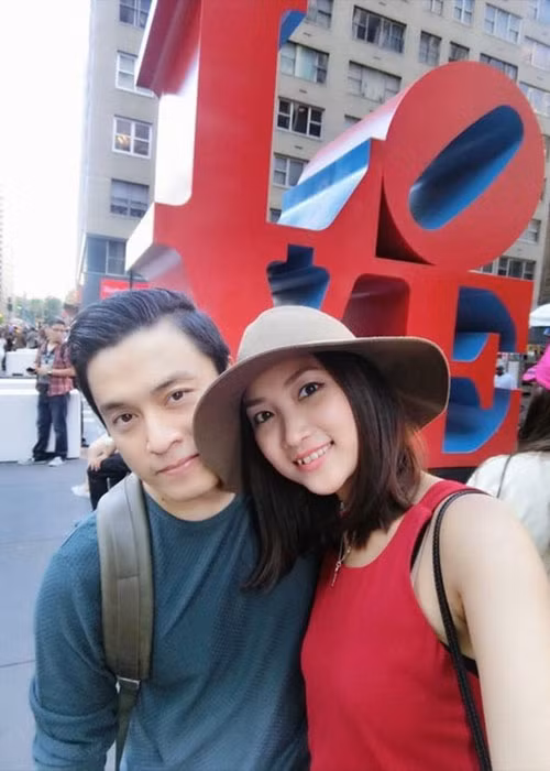 Lam Trường khẳng định vợ chồng anh vẫn hoàn toàn bình thường. Lý giải Yến Phương liên tục đăng status buồn bã, anh cho biết vợ hay đọc câu chuyện buồn trên mạng. Theo lời nam ca sĩ, Yến Phương muốn về Việt Nam để chăm sóc bố mẹ cô đã cao tuổi.