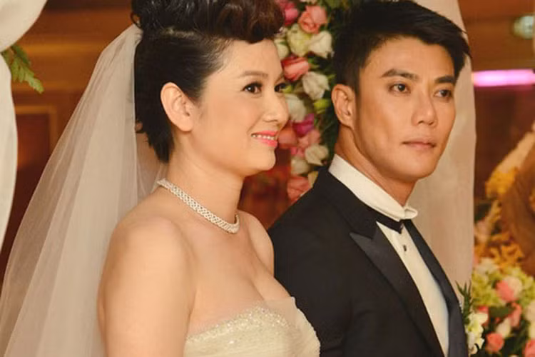 Người mẫu Thúy Vinh kết hôn với một kiến trúc sư người Singapore. Sau đám cưới, cô và chồng không sống cùng nhau. Lý giải việc này, Thúy Vinh cho hay cô không từ bỏ được niềm đam mê công việc mình đang làm tại quê nhà. Ảnh: Người lao động