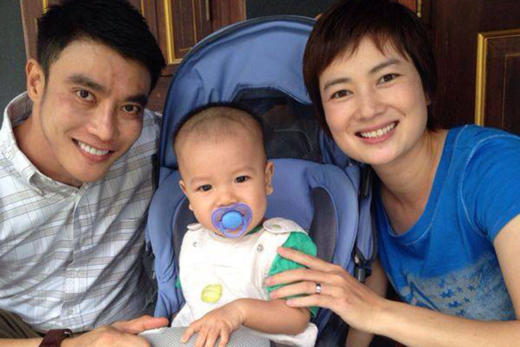 Để khắc phục việc xa mặt cách lòng, Thúy Vinh vẫn đi về giữa Việt Nam – Singapore hàng tháng. 1 năm trở lại đây, cô gần như không chia sẻ hình ảnh vui vẻ bên chồng con như trước. Trước nghi vấn ly hôn, Thúy Vinh giữ im lặng.