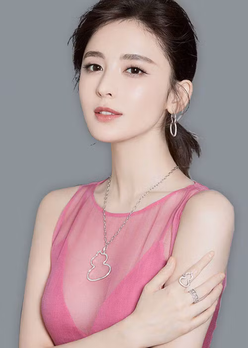 Cổ Lực Na Trát sinh năm 1992, bằng tuổi Địch Lệ Nhiệt Ba và cũng đến từ Tân Cương như Đồng Lệ Á, Cáp Ny Khắc Tư.